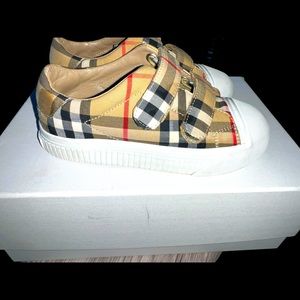 Toddler Burberry sneakers size 11.5 in US size